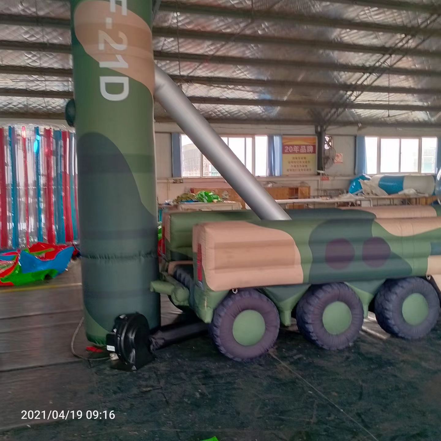 普定军事演习中的充气目标车辆：模拟发射车雷达车坦克飞机